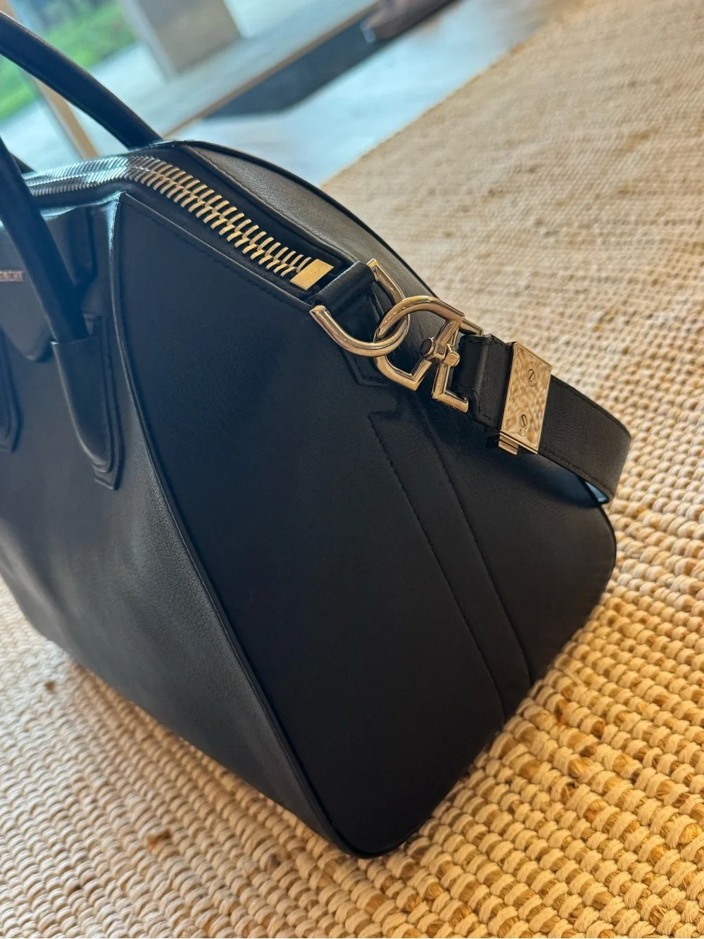 Givenchy Sugar Goatskin Medium Antigona Bag Black EUC
